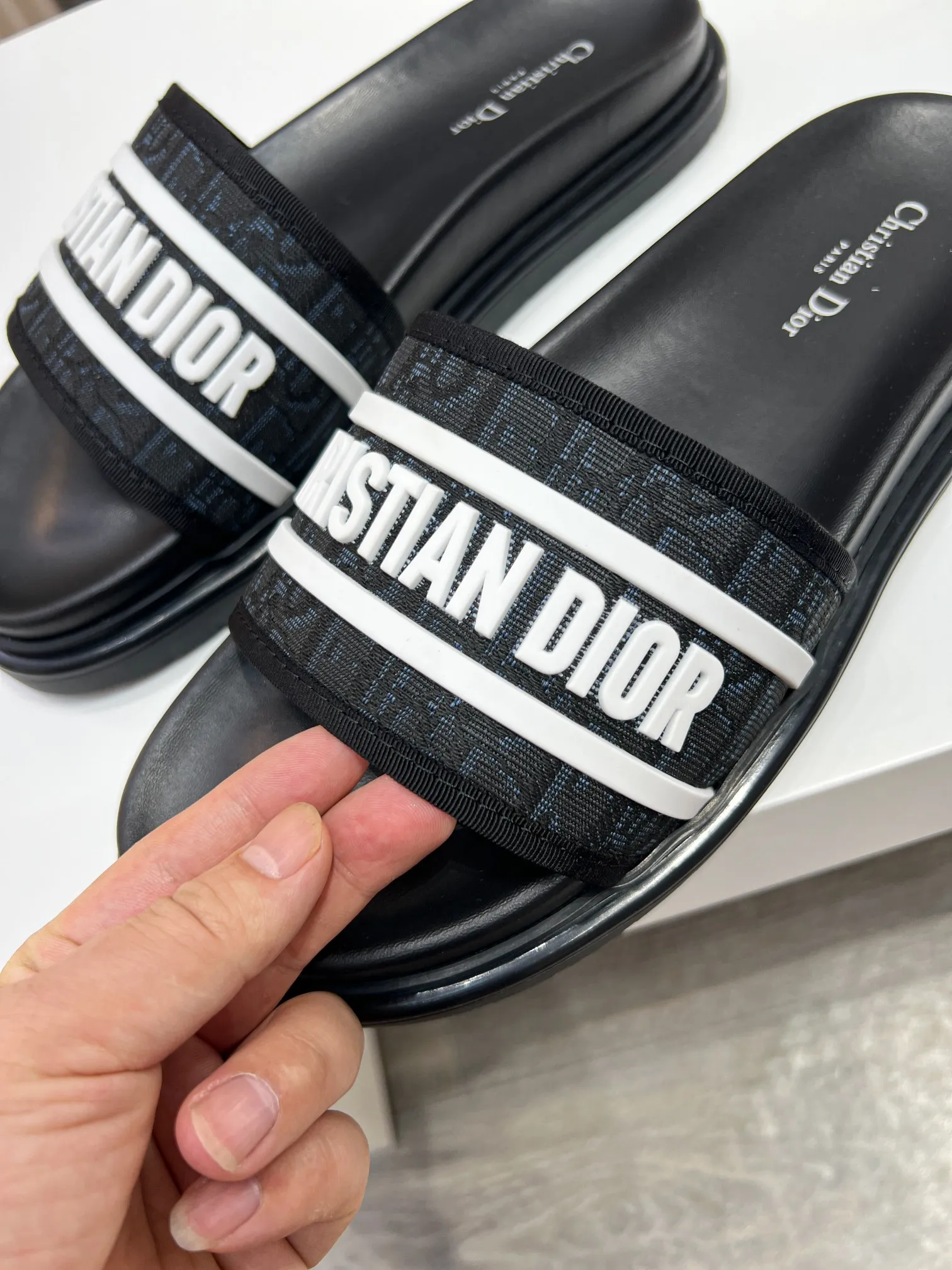 Men's men's shoes💰340【DIOR】🐝🐝Top version. 2024ss Dior’s latest men’s slippers are a must-have. Dior Alias ​​Men's Genuine Leather Slippers This summer new Alias ​​sandal embodies a casual and elegant style. Carefully crafted from grained cow leather and Oblique printed fabric, with cowhide lining! Cross-strap design with metal-clad brass CD Diamond logo. The imported cowhide leather and rubber sole adds sophistication and comfort, while Oblique print-effect anti-slip panels add style. Size39-44 (customized at 38.45)